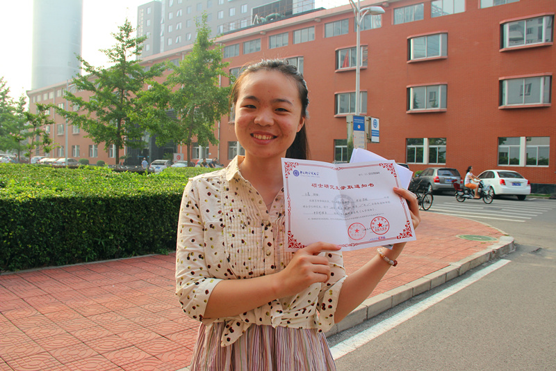 中丹学院今年迎来的第一位报到新生.jpg