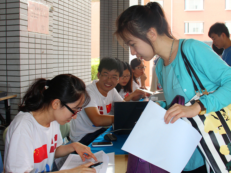 中丹学院老师为新生办理报到手续.jpg