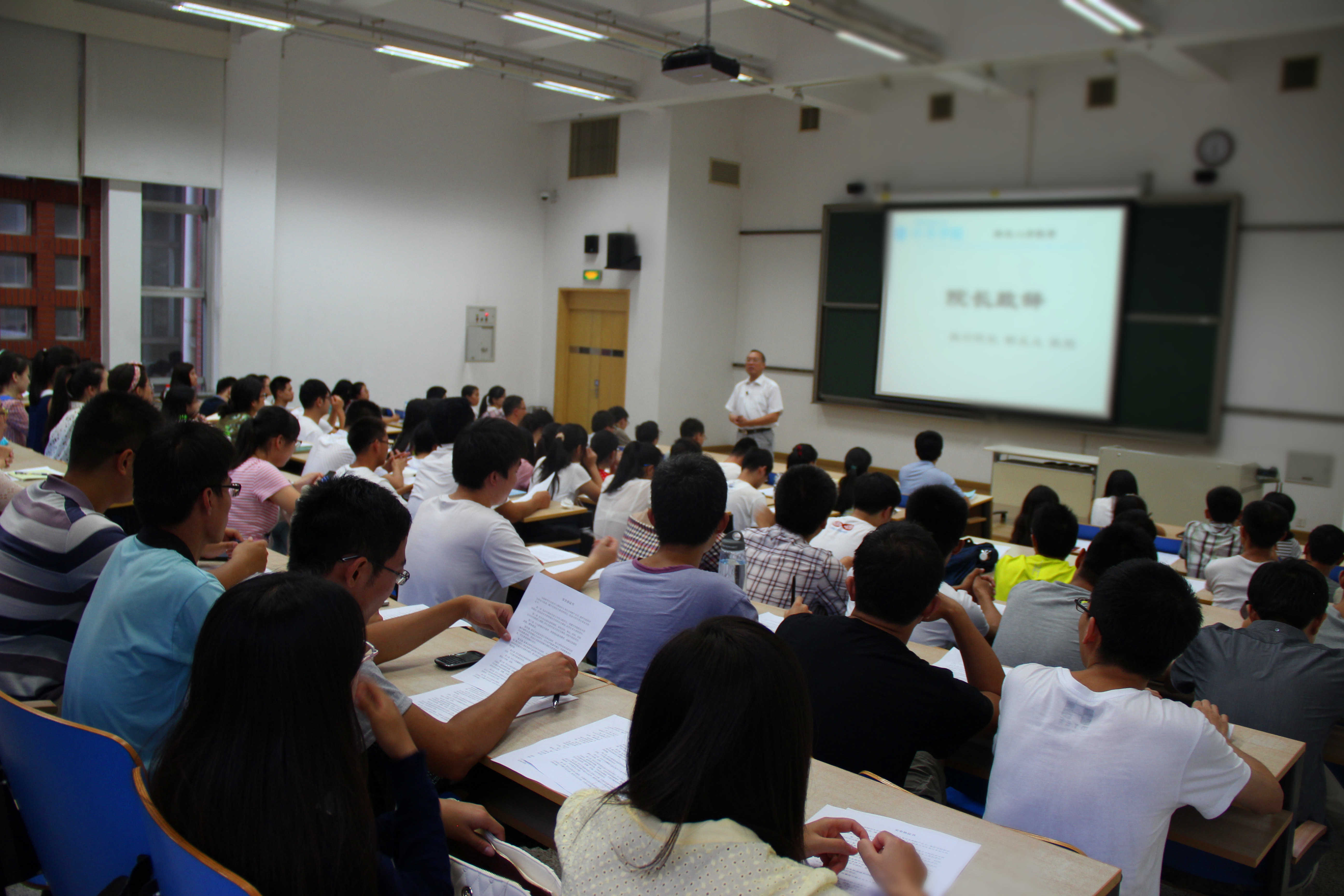 中丹学院2014级研究生新生入学教育现场.jpg