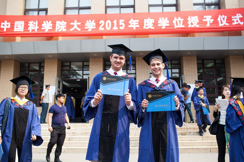 8.丹麦学生Steffen和David展示国科大学位证书（耿瑜阳 摄）.jpg