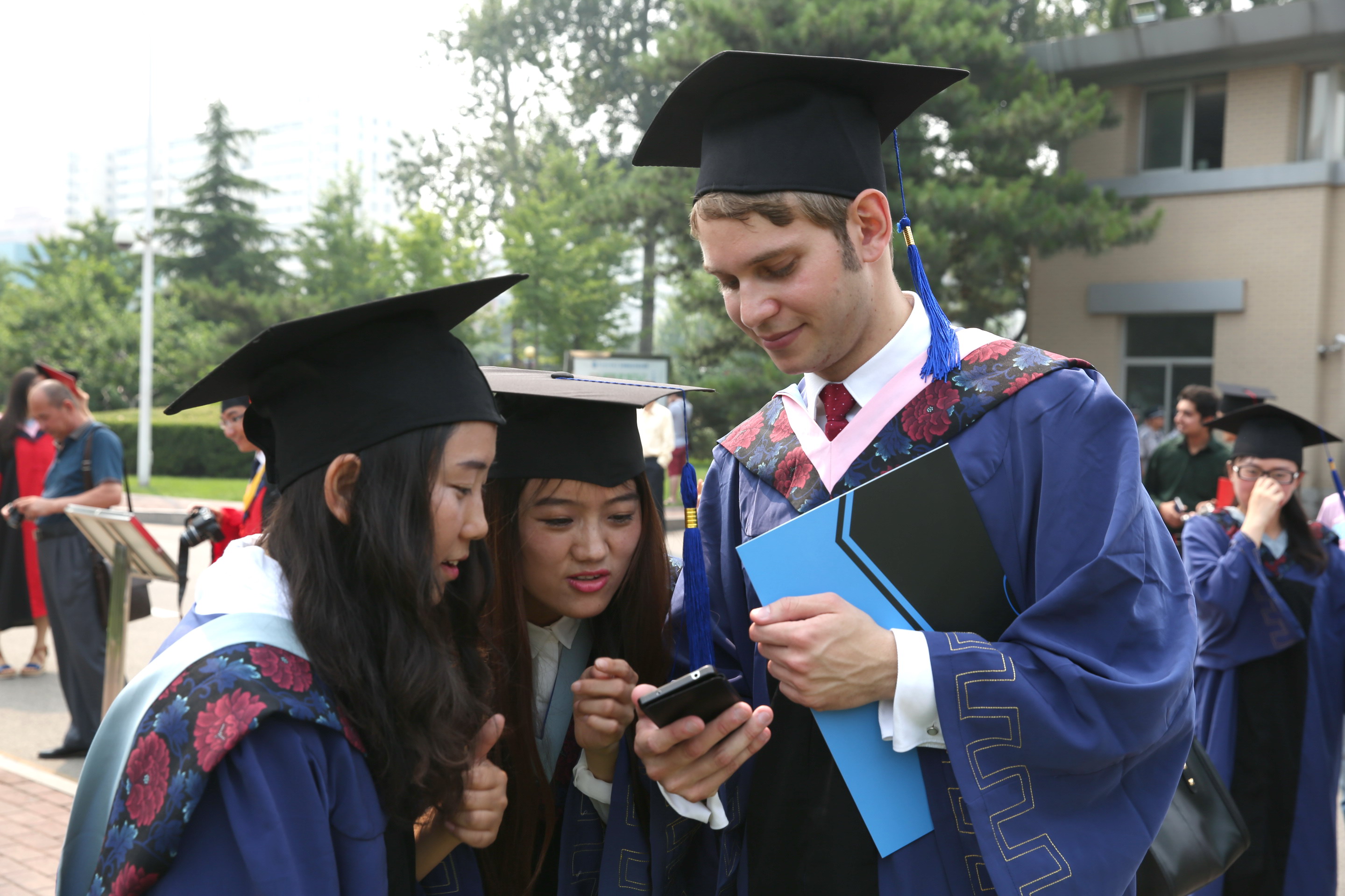 9.中外学生分享欢乐时刻（杨天鹏  摄）.JPG